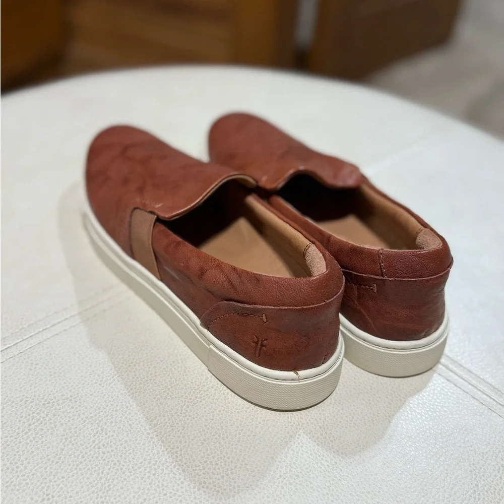 Frye - Picture 4 of 5